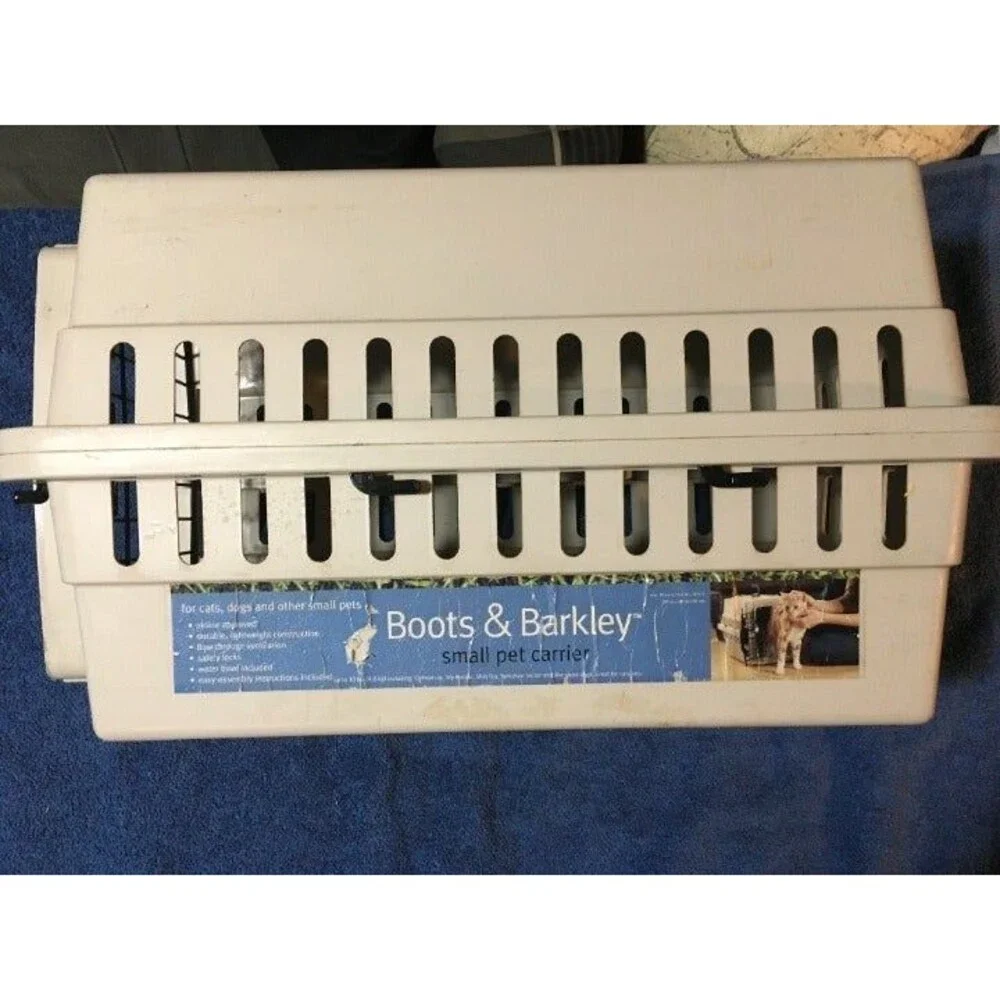 Boots and Barkley Airline Approved Pet carrier for small Dogs & Caps with Dish